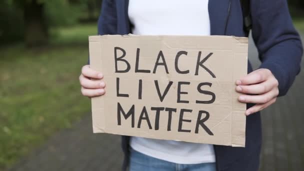 Close Das Mãos Ativistas Mantém Papelão Com Palavras Vidas Negras — Vídeo de Stock