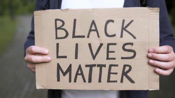 Mannelijke Activist Houdt Een Karton Vast Met Woorden Zwart Leven — Stockvideo