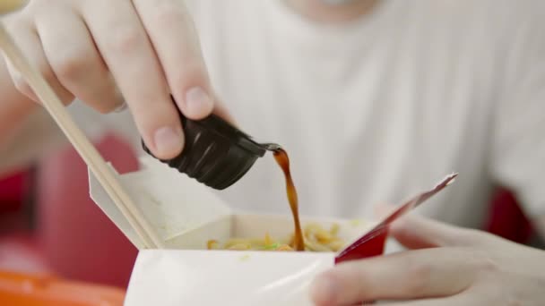Człowiek Wlewa Sos Sojowy Makaronu Kurczakiem Warzywami Jedzenie Pudełkach Fast — Wideo stockowe