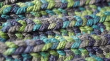 Renkli yün ya da akrilik ipliğin üzerine Merino Brioche Stitch yavaş tava ya da kazak. 4K görüntüler. Sıcaklık, rahatlık ve rahatlık kavramı.