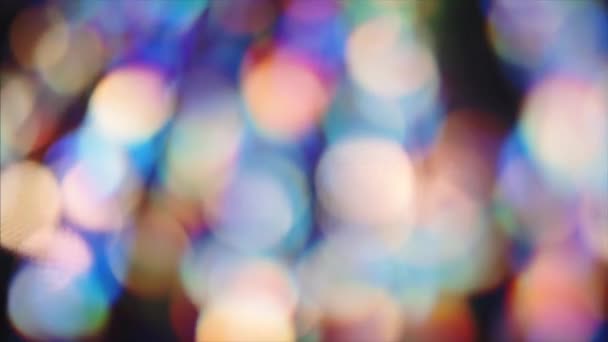 催眠幾何学的なボケサイバーパンクトレンディーな虹色の背景 ネオンの動きの色 暗闇の中で光漏れ ホログラフィックな丸い形 ループアニメーション ループアニメーション — ストック動画