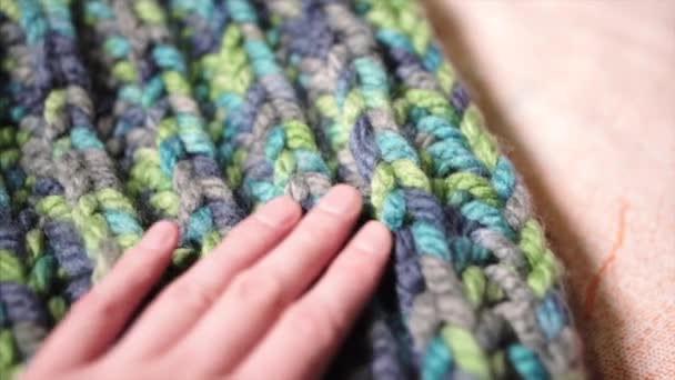 Vrouwen Hand Kiezen Grote Binding Brioche Stitch Dikke Acryl Synthetische — Stockvideo