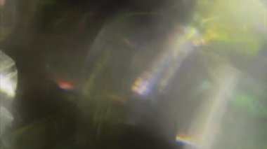 Soyut renkli dokular. Sürrealistik ışık sızıntısı. Karanlık uzayda ışıklar parlıyor. Motion TV projeleri için iyi. 3840x2160 uhd.