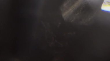 Gerçeküstü yanardöner ışık sızıntıları, parlak arka plan, gelecekçi 90 'lar havası. Sonsuz video.