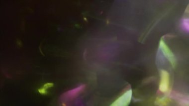 Döngülü spektral doku. Güzel ışık geçişleri. Karanlık arka planda ışıklar parlıyor. Profesyonel projeler için en iyisi. 3840x2160 uhd.