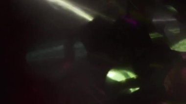 Çevresel spektral arka plan. İnanılmaz ışık geçişleri. Işık demetleri rastgele parlıyor. Üst düzey kullanım için en iyisi. Uhd 3840x2160.