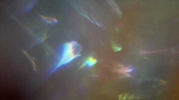 华丽五彩缤纷的衣服 自然光转换 光束在黑暗的空间发光 用于专业电视项目 Prores — 图库视频影像