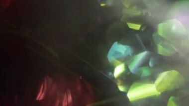 Pürüzsüz bir arka plan. Sürrealist ışık başkalaşımları. Işık karanlık uzayda parlar. Motion TV projeleri için kullanılabilir. 3840x2160 4k ahh.