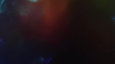 Döngülü holografik mercek fişekleri. Doğal ışık başkalaşımları. Karanlık arka planda ışık parlıyor. Profesyonel web projesi için son derece uygun. Ultra HD 3840x2160.