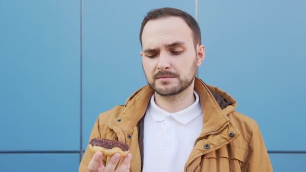 Bearded Man Sniffs Chocolate Donut Admires Its Aroma Prores Codec — 비디오