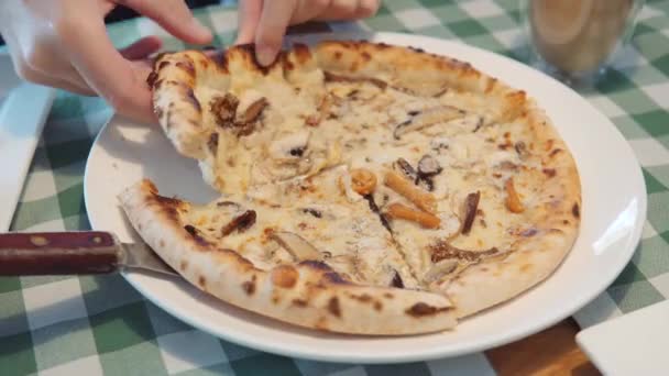 Смачний Аромат Гарячої Італійської Піци Різними Грибами Сиром Моцарелла Соусом — стокове відео