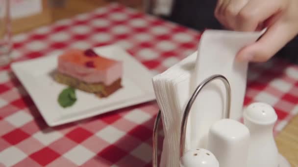 Person Uses Paper Napkins While Eating Mans Hand Brings Napkin — Vídeo de stock