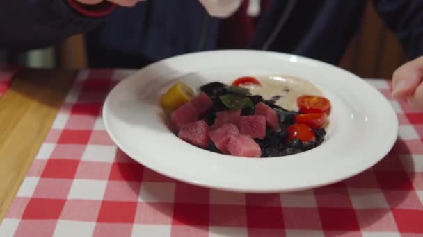 Посетитель Траттории Посыпает Перец Шейкером Итальянское Блюдо Черная Паста Чернилами — стоковое видео