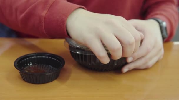 Чоловік Відкриває Пластикову Обідню Тарілку Азіатською Стравою Рис Куркою Пластикова — стокове відео