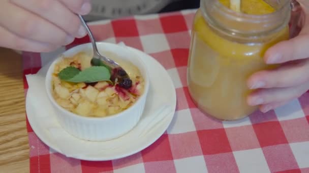 Portion Homemade Cake Lunch Man Eats Dessert Baked Oven Apples — Stockvideo
