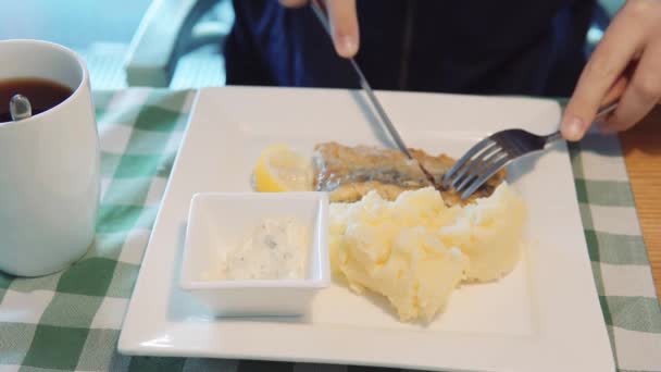 Man Eats Batter Fried Fillet White Fish Mashed Potatoes Tartar — Vídeo de stock