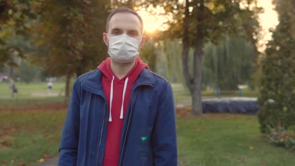 Young Man Medical Protective Disposable Mask Shifts His Attention Camera — Vídeo de Stock