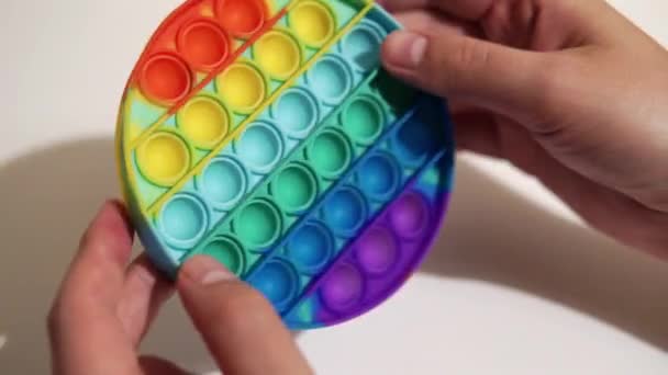 Мужские Руки Поворачивают Популярную Силиконовую Антистрессовую Игрушку Поп Разноцветную Тактильную — стоковое видео
