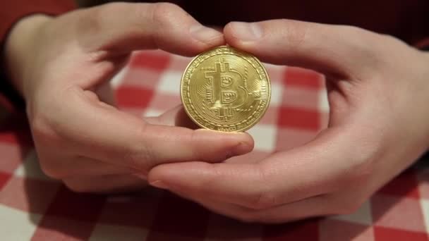 Orang Freelancer Memegang Tangannya Sebuah Koin Emas Simbol Bitcoin Konsep — Stok Video