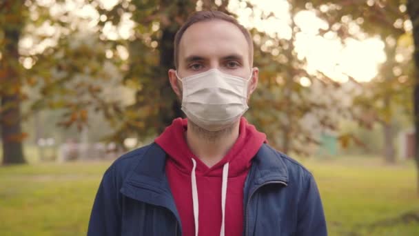 Portrait Young Man Disposable Protective Medical Mask Who Stands Public — Stock videók