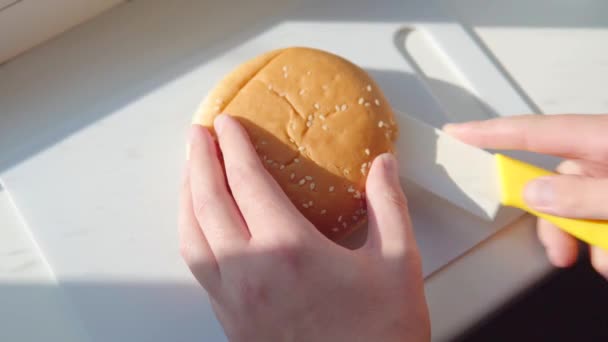Persons Hands Cut Burger Bun Sharp Knife Close Shot — Stok video