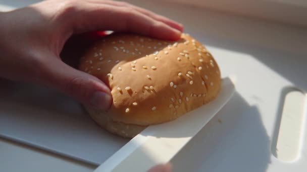 Mens Hands Cut Burger Bun Ceramic Knife Close Shot — Stock video