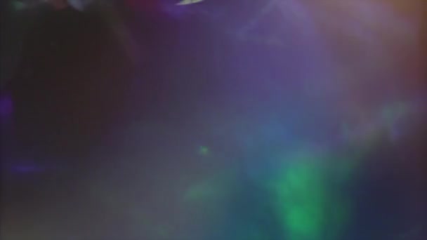 Різнокольоровий Промінь Світла Пробивається Через Скляну Поверхню Сюрреалістичні Психоделічні Накладки — стокове відео