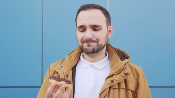 Cute Bearded Man Diet Sadly Looks Doughnut Tries Make Choice — Video Stock