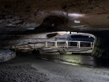 Romanya 'nın Hunedoara ilinin Petrosani kenti yakınlarındaki Bolii mağarası (Pestera Bolii) köprüsü. Mağara yapay olarak aydınlatılmış ve ziyaretçilere açık..