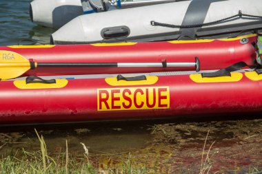 Sambotin, Gorj, Romanya 18 Temmuz 2023: Salvamont ekiplerinin Sambotin Gölü 'ndeki su kurtarma tatbikatındaki Kova 2023 kurtarma botları. Salvamont, Romanya 'dan gelen dağ kurtarma servisi..