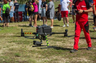 Sambotin, Gorj, Romanya 18 Temmuz 2023: Sambotin Gölü Salvamont tatbikatında 2023 Aquares 2023 insansız hava aracı kurtarma tatbikatı. Salvamont, Romanya 'dan gelen dağ kurtarma servisi..