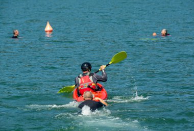 Sambotin, Gorj, Romanya 18 Temmuz 2023: Aquares 2023 - Sambotin Gölü 'nde Salvamont ekiplerinin yaptığı su kurtarma tatbikatı. Salvamont, Romanya 'dan gelen dağ kurtarma servisi..