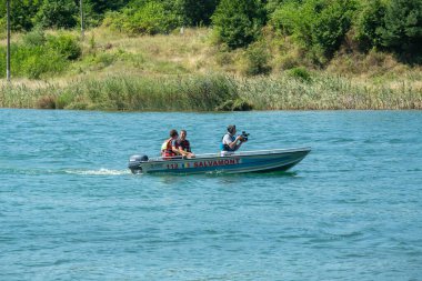 Sambotin, Gorj, Romanya 18 Temmuz 2023: Aquares 2023 - Sambotin Gölü 'nde Salvamont ekiplerinin yaptığı su kurtarma tatbikatı. Salvamont, Romanya 'dan gelen dağ kurtarma servisi..