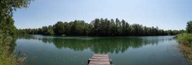 Romanya 'nın Gorj ilçesindeki Targu Jiu yakınlarındaki Sambotin Gölü' nün panoramik görüntüsü