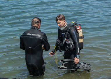 Sambotin, Gorj, Romanya 18 Temmuz 2023: Aquares 2023 - Sambotin Gölü 'nde dalgıçlarla kurtarma tatbikatı. Salvamont, Romanya 'dan gelen dağ kurtarma servisi..