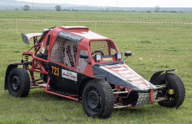 Targu-Jiu, Gorj, Romanya - 29 Nisan 2023: Romanya 'nın Targu-Jiu kentinde düzenlenen hava gösterisinde off-road araçlarının sergilenmesi