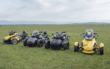 Targu-Jiu, Gorj, Romanya - 29 Nisan 2023: Romanya 'nın Targu-Jiu kentinde düzenlenen hava gösterisinde off-road araçlarının sergilenmesi