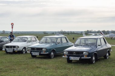 Targu-Jiu, Gorj, Romanya - 29 Nisan 2023: Romanya 'nın Targu-Jiu hava fuarındaki sergide klasik araba Dacia 1300