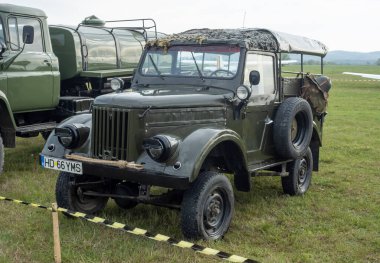 Targu-Jiu, Gorj, Romanya - 29 Nisan 2023: Romanya 'nın Targu-Jiu hava fuarındaki sergide klasik askeri araç