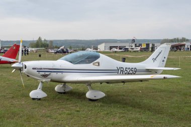 Targu-Jiu, Gorj, Romanya - 29 Nisan 2023: Romanya 'nın Targu-Jiu hava fuarındaki sergide hafif spor uçakları