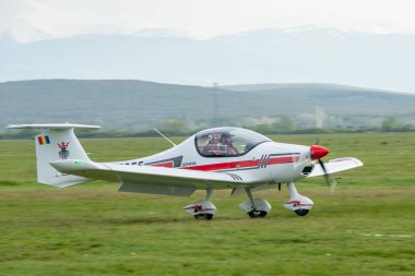Targu-Jiu, Gorj, Romanya - 29 Nisan 2023: Romanya 'nın Targu-Jiu hava fuarındaki sergide hafif spor uçakları