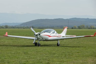 Targu-Jiu, Gorj, Romanya - 29 Nisan 2023: Romanya 'nın Targu-Jiu hava fuarındaki sergide hafif spor uçakları