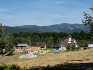 Bumbesti-Jiu, Gorj, Romanya, 29 Temmuz 2023: Aziz Vaftizci Yahya 'nın kilisesi ve inzivası, Parang Dağı eteklerinde. Eski Hıristiyan keşişlerin inziva yeri..