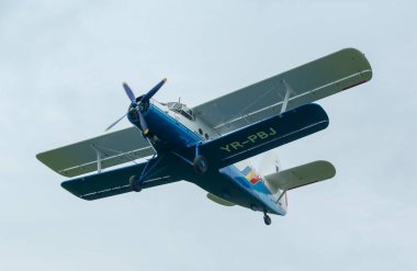 Targu-Jiu, Gorj, Romanya - 29 Nisan 2023: Antonov AN-2 uçağı, Romanya 'nın Targu-Jiu hava gösterisinde sergilendi