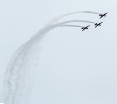 Targu-Jiu, Gorj, Romanya - 29 Nisan 2023: Romanya 'nın Targu-Jiu hava gösterisinde uçaklarla yapılan hava akrobasi tatbikatı