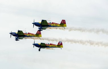 Targu-Jiu, Gorj, Romanya - 29 Nisan 2023: Romanya 'nın Targu-Jiu hava gösterisinde uçaklarla yapılan hava akrobasi tatbikatı