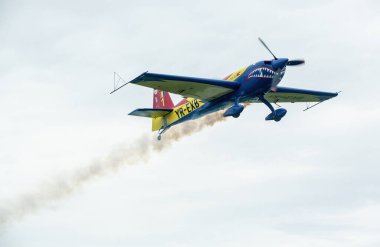 Targu-Jiu, Gorj, Romanya - 29 Nisan 2023: Romanya 'nın Targu-Jiu hava gösterisinde uçaklarla yapılan hava akrobasi tatbikatı