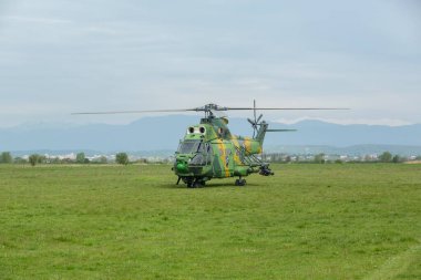 Targu-Jiu, Gorj, Romanya - 29 Nisan 2023: Romanya 'nın Targu-Jiu hava gösterisinde IAR 330 Puma SOCAT helikopteri