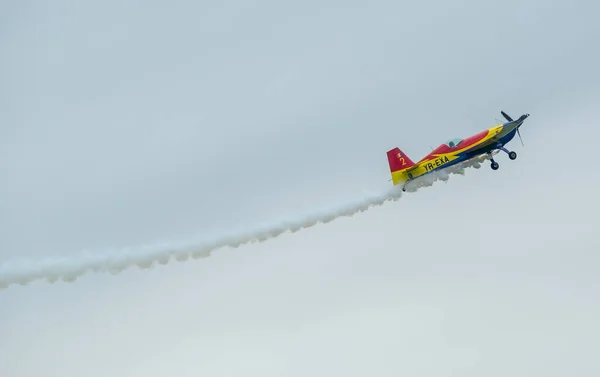 ルーマニアのタルグ ジュア 2023年4月29日 ルーマニアのタルグ ジュア航空ショーでの展覧会で 飛行機で空中アクロバティクス演習 — ストック写真