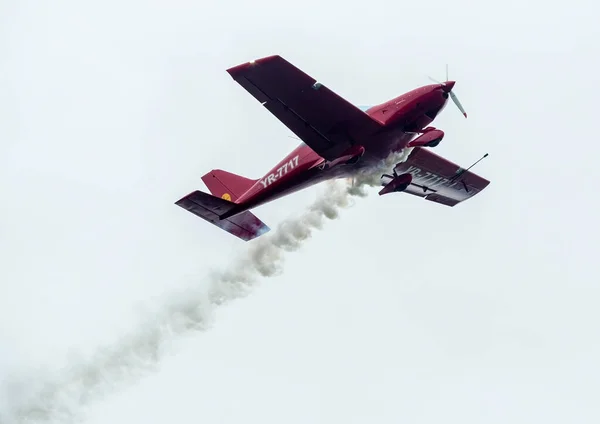 ルーマニアのタルグ ジュア 2023年4月29日 ルーマニアのタルグ ジュア航空ショーでの展覧会で 飛行機で空中アクロバティクス演習 — ストック写真